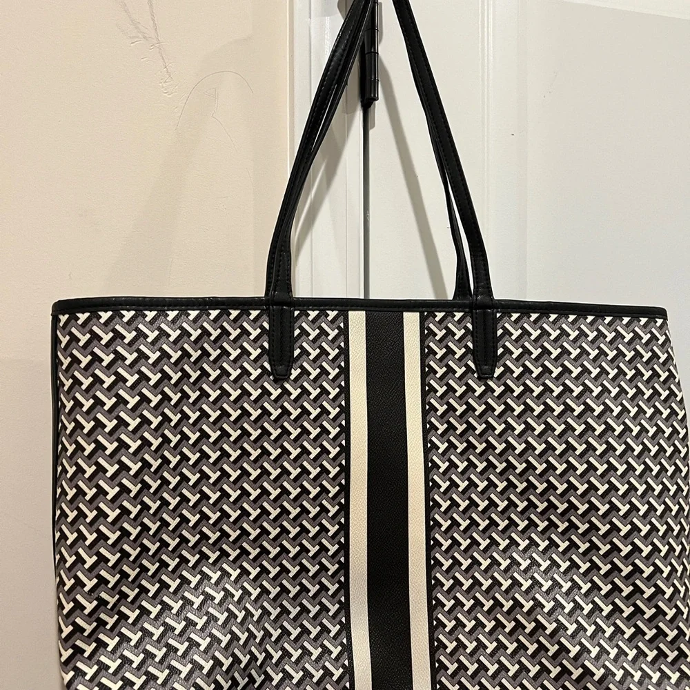 Tory Burch Black and White Geometric Tote🥰 Great‎ Conditions!